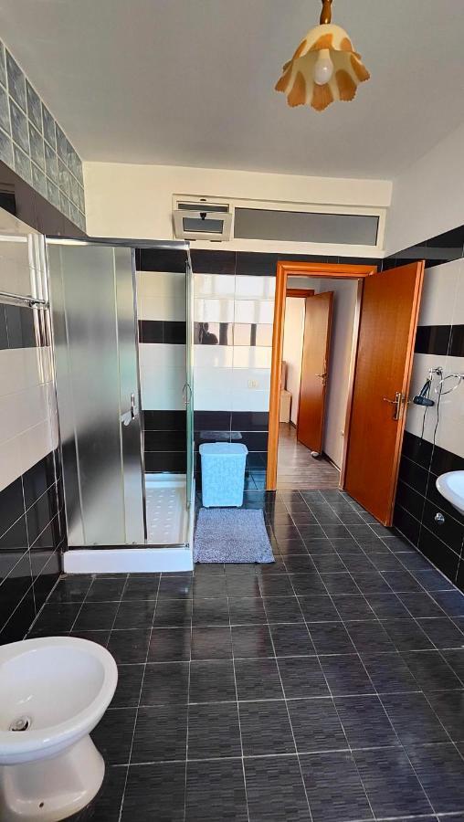 Appartamento Familiare Di Toni Shkoder Luaran gambar